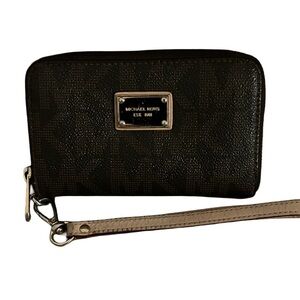 In GREAT CONDITION! MICHAEL KORS JET SET MK SIGNATURE LOGO Wristlet